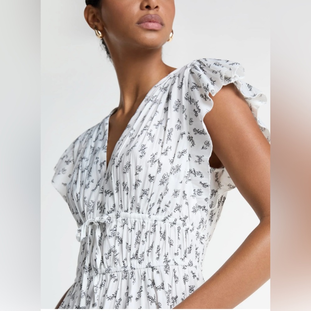 Scoop NYC Women’s Black and White Floral Blouse Medium